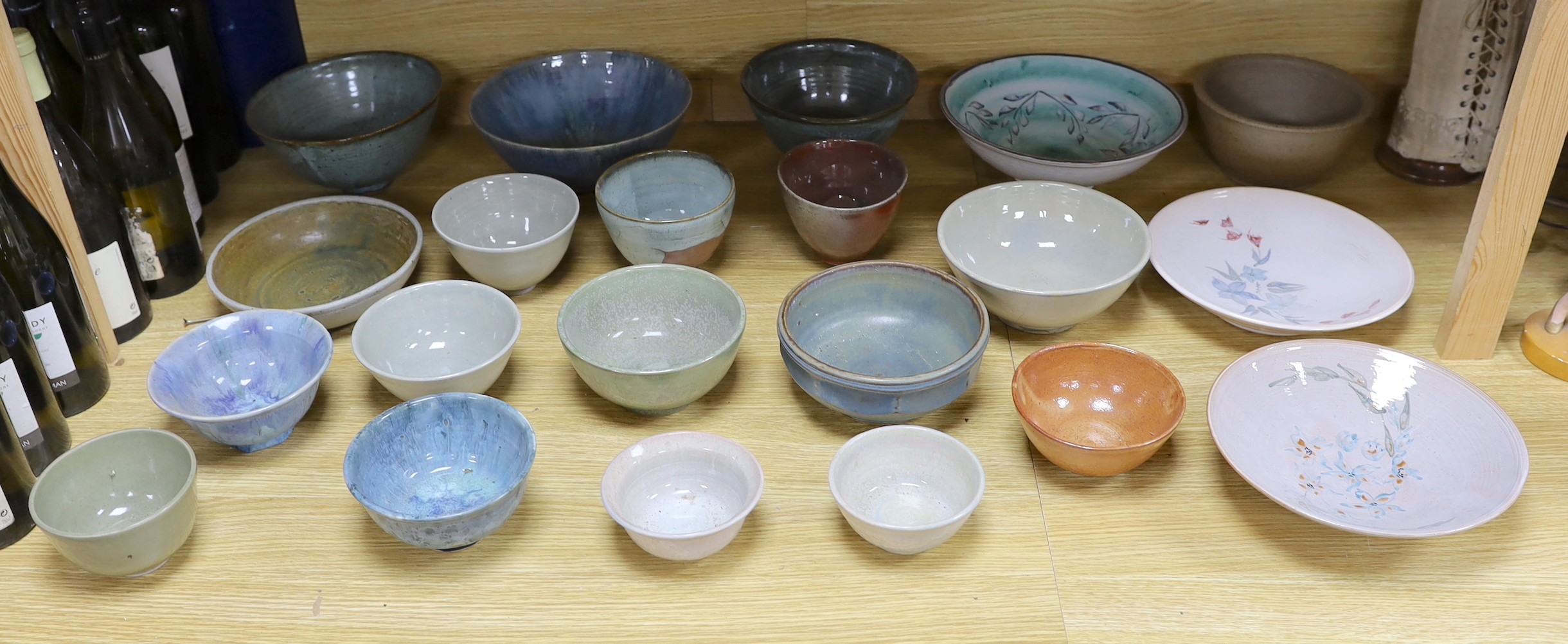 Susan Threadgold - a large group of studio pottery bowls and dishes, The largest 25 cm diameter (21)